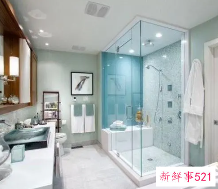 梦见自己在公共浴室淋浴