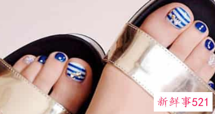 往小脚丫上涂颜色