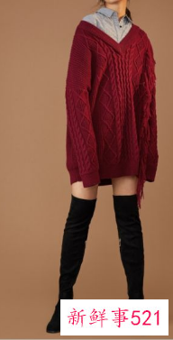 酒红色毛衣搭配黑色外套