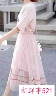 中长款半身裙上衣怎么搭配