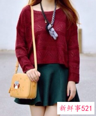 酒红色毛衣搭配黑色外套