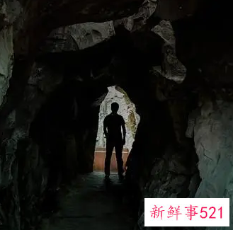 梦见自己从一个洞里钻出来