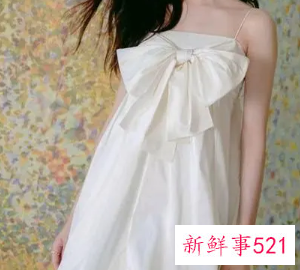 白色裙子配什么颜色高跟鞋