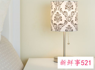 床头柜上的台灯不一样的吉祥吗