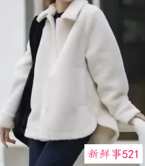 吊带牛仔裤搭配什么上衣