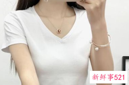 v领和圆领哪个显年轻