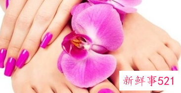 往小脚丫上涂颜色