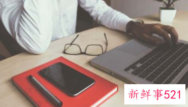 职场里吃着碗里的看着锅里的