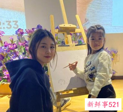 章子怡晒一家五口