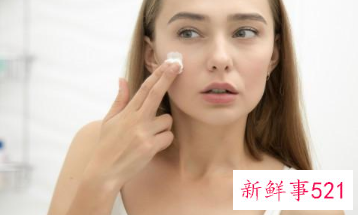 晚上洗完脸如何护肤