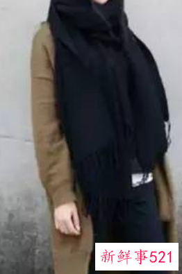 纯色围巾什么颜色百搭