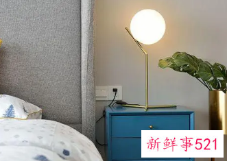 床头柜上的台灯不一样的吉祥吗