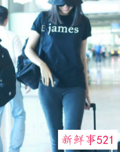 白色渔夫帽配什么衣服