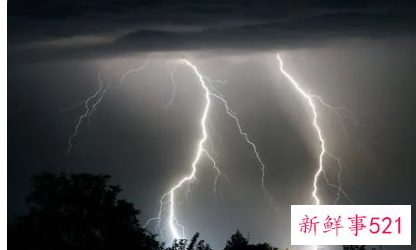 梦见雷电劈到别人自己躲过了