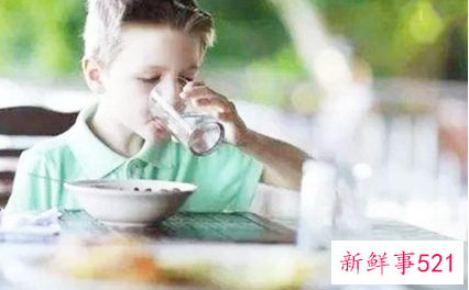 宝宝喝水的情况下不必随便玩笑