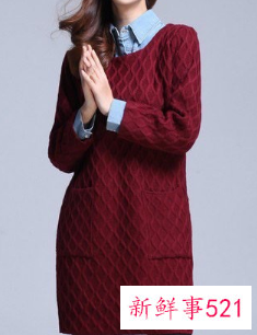酒红色毛衣搭配黑色外套