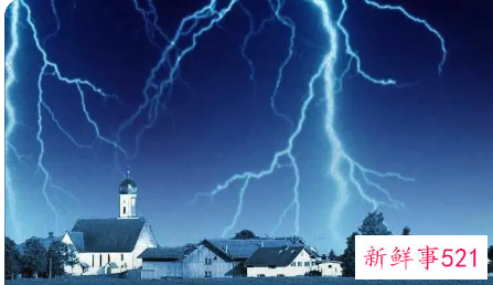 梦见雷电劈到别人自己躲过了