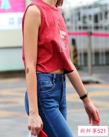 牛仔裤搭配什么上衣好看女