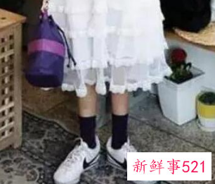 白色裙子配什么颜色高跟鞋