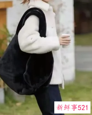 吊带牛仔裤搭配什么上衣