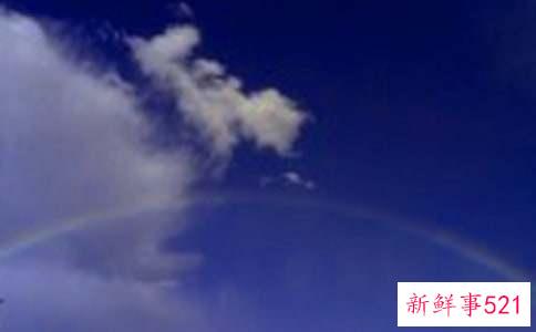 梦见彩虹挂在山上什么意思呢