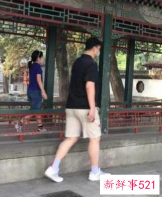 姚明牵手女儿逛街被认出，11岁姚沁蕾长到大姚胸口