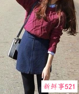 酒红色毛衣搭配黑色外套