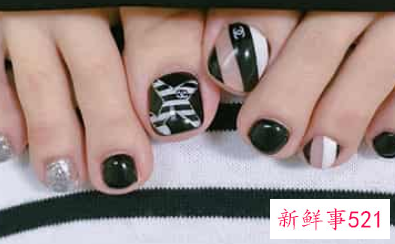 往小脚丫上涂颜色