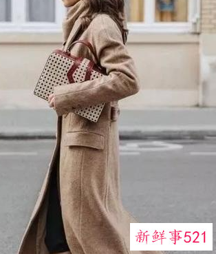 大衣怎么搭围巾