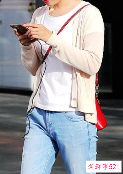 牛仔裤搭配什么上衣好看女