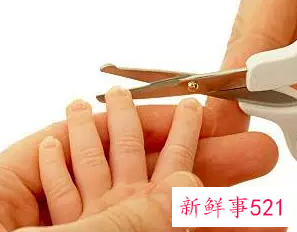 给宝宝修剪指甲的小窍门