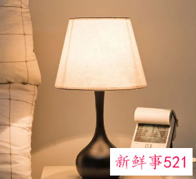 床头柜上的台灯不一样的吉祥吗