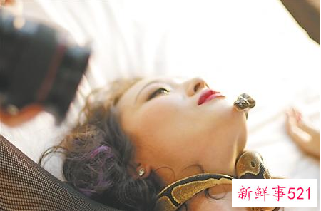 女人梦见蛇缠脖子