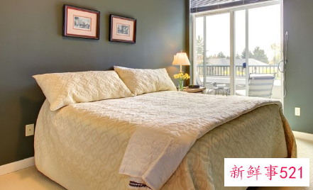 两间卧室门相对的风水