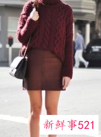 酒红色毛衣搭配黑色外套