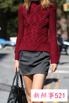 酒红色毛衣搭配黑色外套