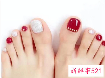 往小脚丫上涂颜色