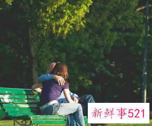 梦见异性熟人亲我