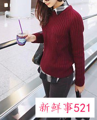 酒红色毛衣搭配黑色外套