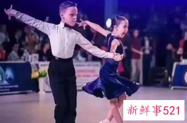 年轻女孩学拉丁的好处