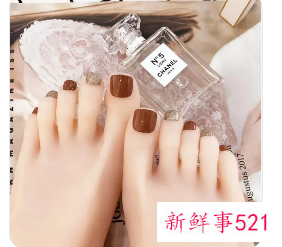 往小脚丫上涂颜色