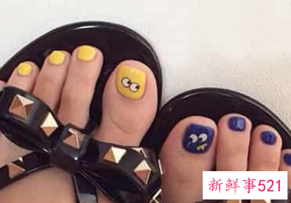 往小脚丫上涂颜色