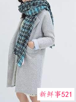 大衣怎么搭围巾