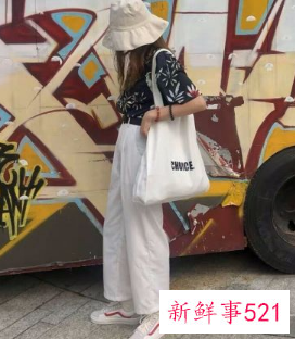 白色渔夫帽配什么衣服