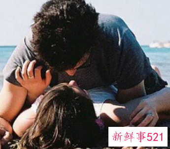 男人故意跟你肢体接触