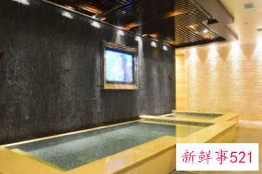 梦见自己去公共澡堂洗澡