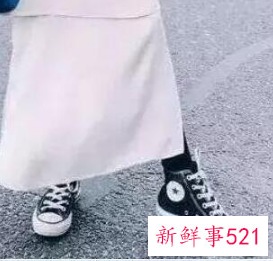 白色裙子配什么颜色高跟鞋