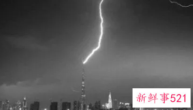 梦见雷电劈到别人自己躲过了