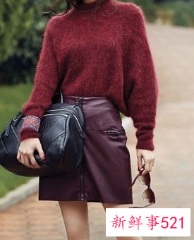 酒红色毛衣搭配黑色外套
