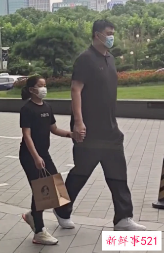 姚明牵手女儿逛街被认出，11岁姚沁蕾长到大姚胸口